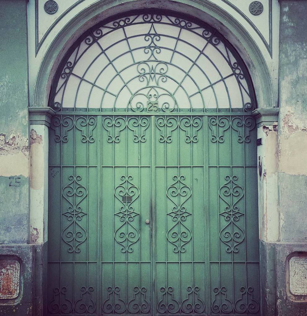 Betselline's tweet photo. Si esta puerta hablara les contaría lo feliz que fue mi infancia, las miles de historias que compartimos aquí y los… https://t.co/rb1OQfIwC7