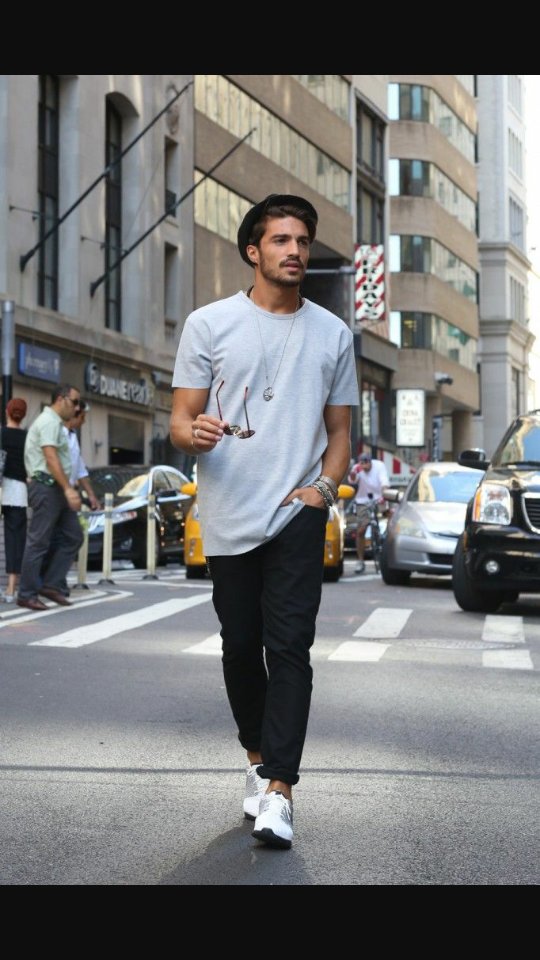 Emmacandy7's tweet photo. #urbanphotography #streetphotography #malebloggers #hat #tshirttuesdays #cassual #dandy #malefashion #LookingGood https://t.co/Tc2aobfZC8