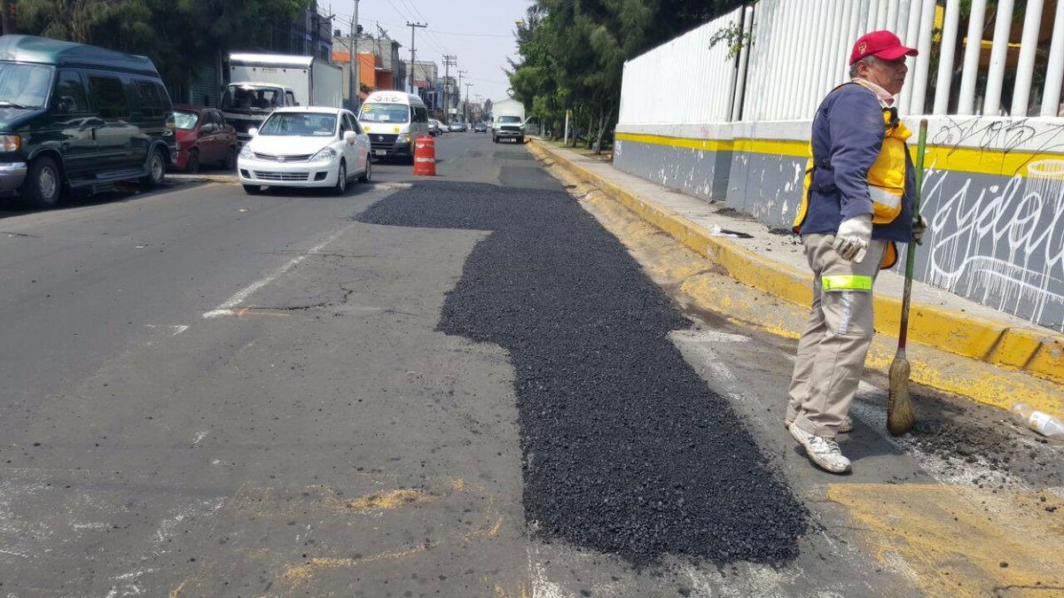 El Gobierno Municipal realiza trabajos de bacheo en Av. Riva Palacio, esquina con 4ª Avenida. #NezaCiudadDeTodos