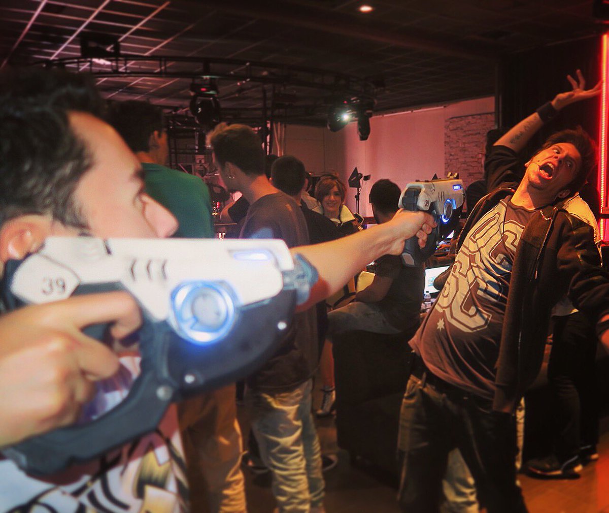 TheGrefg's tweet photo. Matando fuertemente a Rubius en el evento! Es una delicia de persona aunque no se le de muy bien jugar con mando 🐥😊 https://t.co/jhQJ1TAOGO