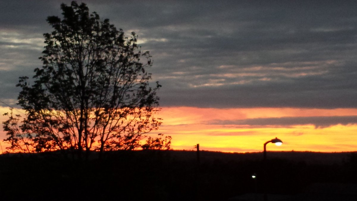 WmPowell2021's tweet photo. .@fyitalgarth @FYIbrecon: a glorious #Trefecca sunset earlier this PM to accompany my local delivery in the village. https://t.co/D5VvhVflsk