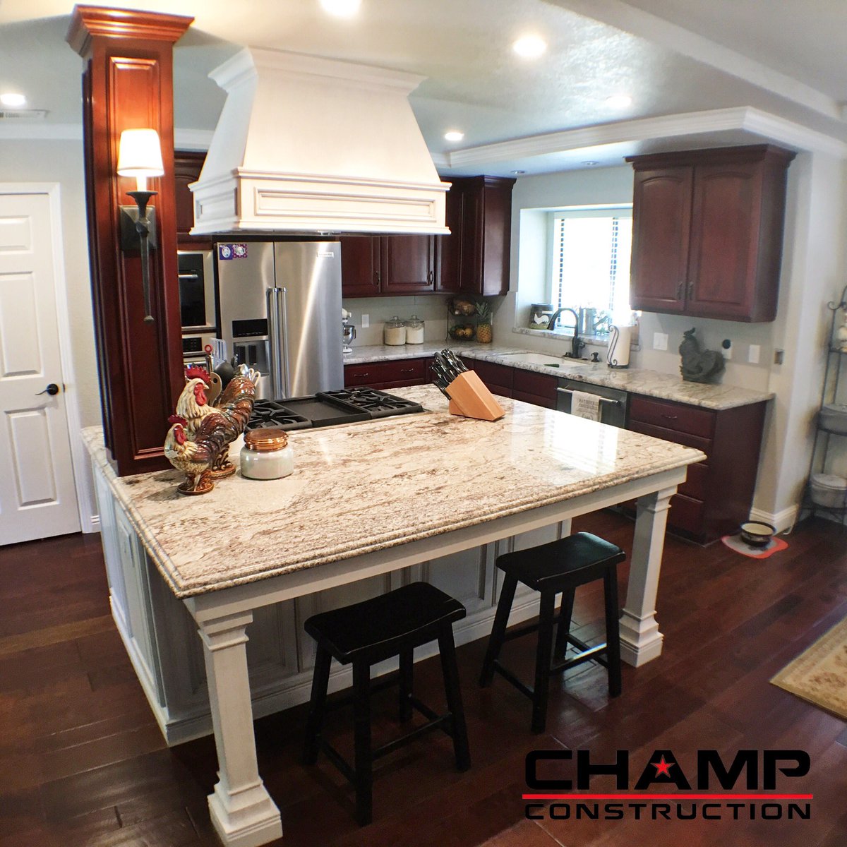 champ_construct's tweet image. Love this island! Interior Design by Tiffany Mehrten.