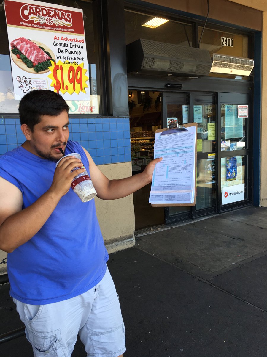 aruiz013's tweet photo. Registrando a votantes, enfrente de Cardenas Market, con la agua fresca. #NVDEMs #Asacarelvoto #ready2016 https://t.co/pJGZyJJouT