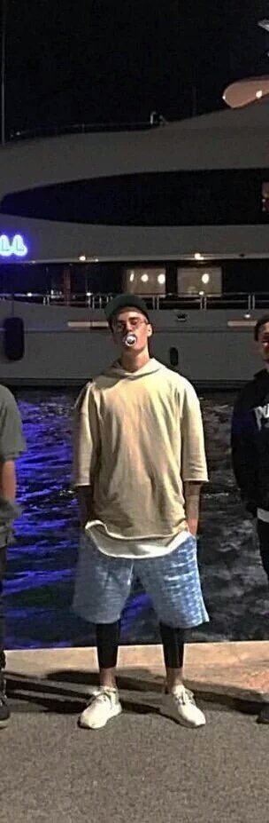 BizzleJK's tweet photo. Justin bieber edad: 22 
Justin bieber edad mental: error 404 abort https://t.co/mvFLN8o7Ph