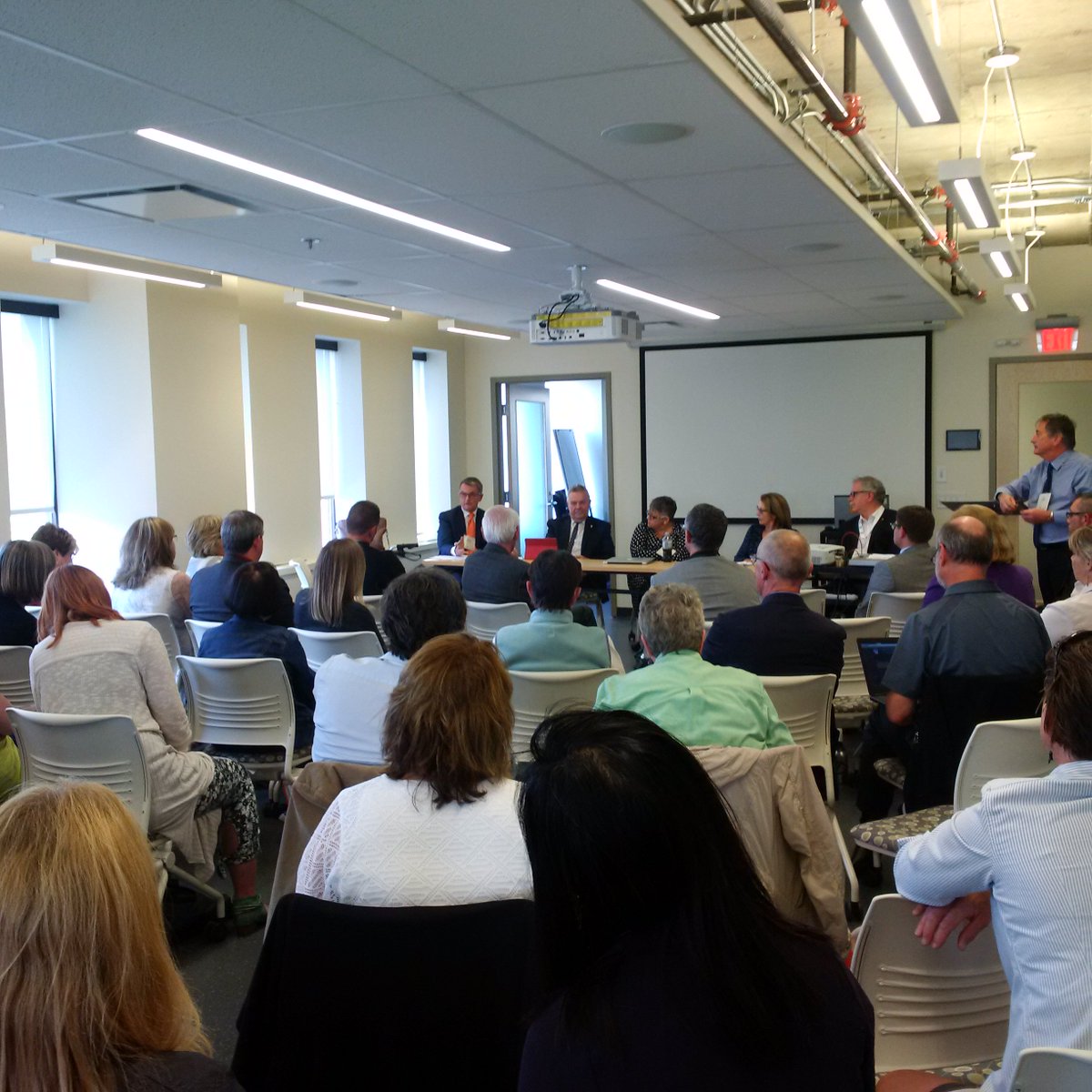 Janelle_Brady_'s tweet photo. Packed room- The Impacts of Educational Research! #CSSESpotlight #CSSE2016 @CJE_RCE @CSSESCEE @UCalgary https://t.co/VQO0q1msVn