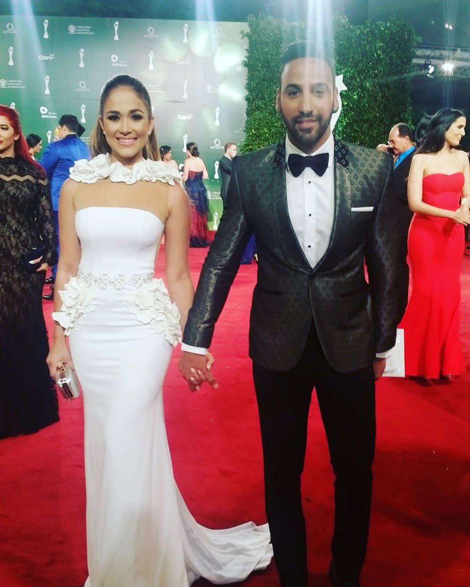 arteymediord's tweet photo. ¡Qué parejita! 😍@jhoellopez01 y @lizablancog en la #alfombraroja de #premiossoberano2016 #aymsoberano https://t.co/O0OVsVUfx2