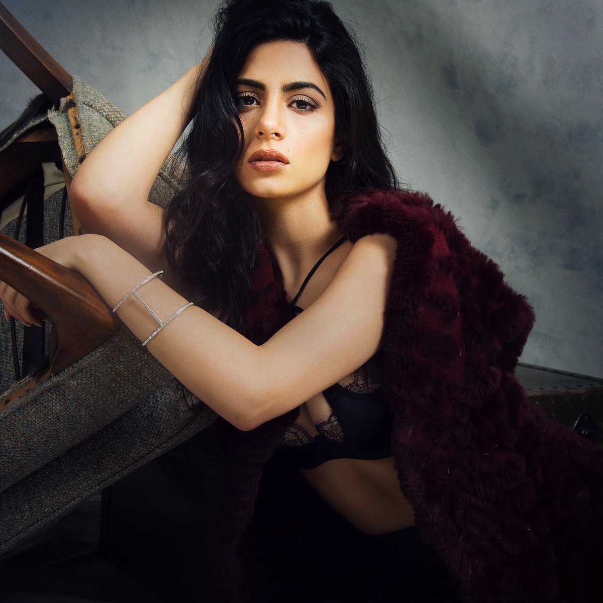 1 of my favorite shots of <a href="/EmeraudeToubia/">Emeraude Toubia</a> from <a href="/ferrvormag/">Ferrvor</a> shoot | 📷 #kalebkhu  #EmeraudeToubia #shadowhunters