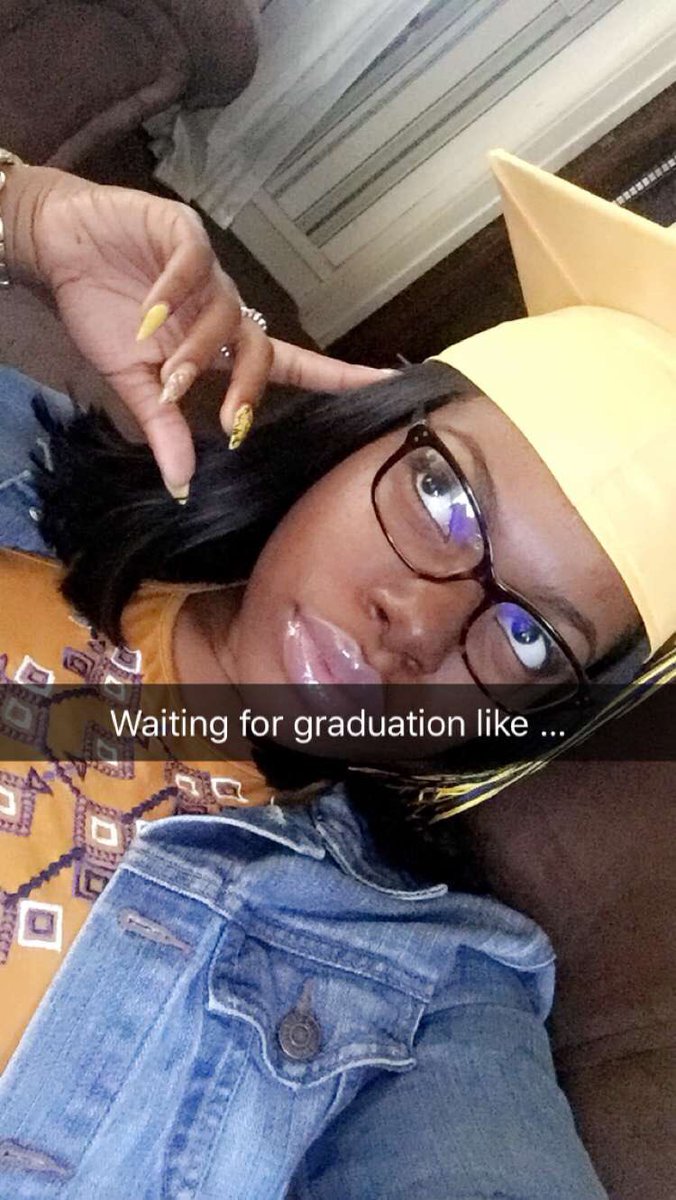 _vRieee's tweet photo. DIPLOMA PLS? #graduationgotmelike😛🤘🏾 https://t.co/qcf2g9jcvV