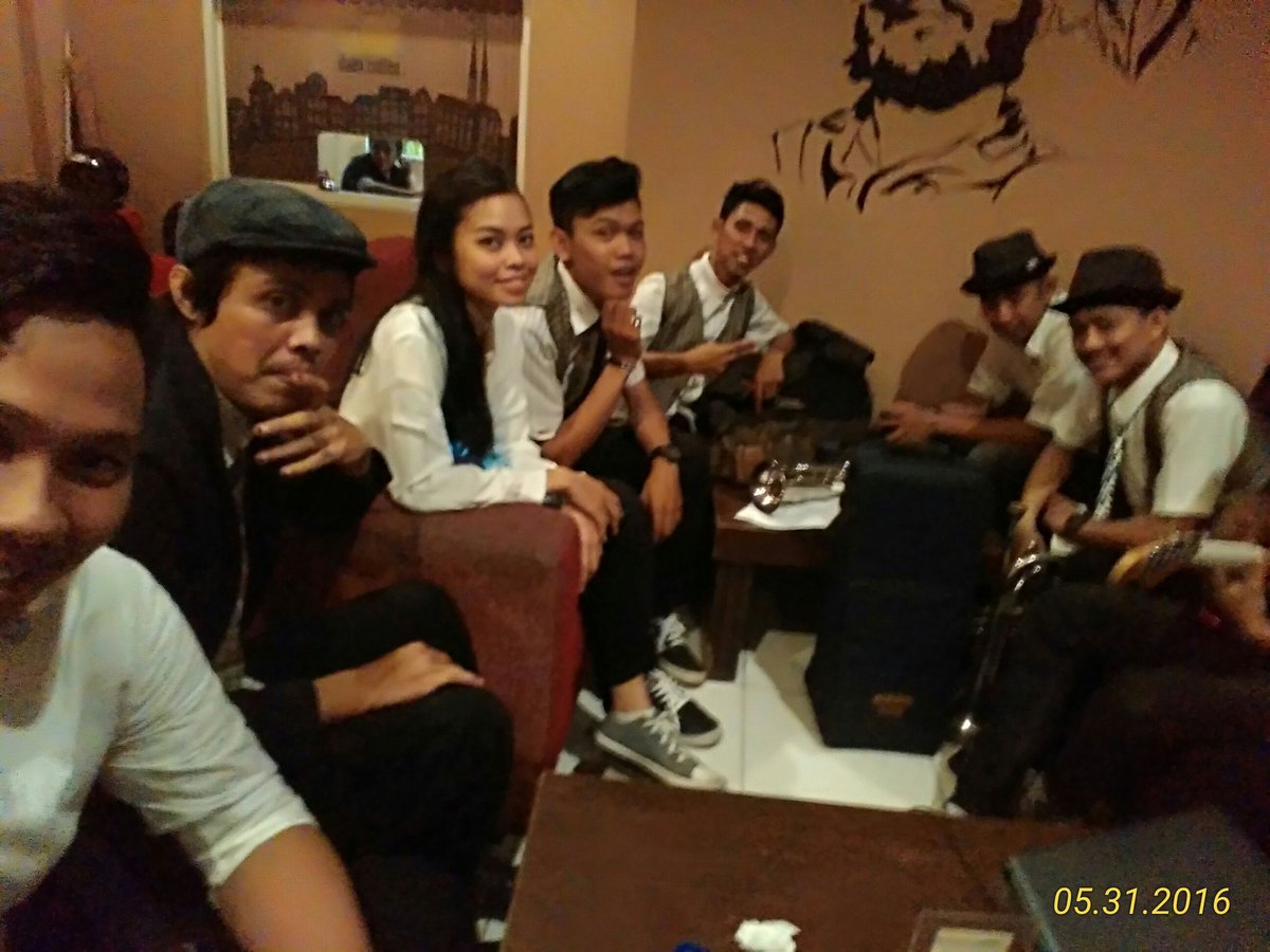 Daun coffee bersama ROBIN THE HOOD.