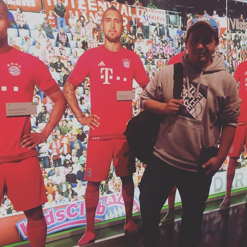 PicsFromBayern's tweet photo. Paseando por #munich me encontré con el crack @kingarturo23oficial #fcbayern 👏💪⚽️ by oscar… https://t.co/FX2sI8NBXY https://t.co/7a9PuLuNFk