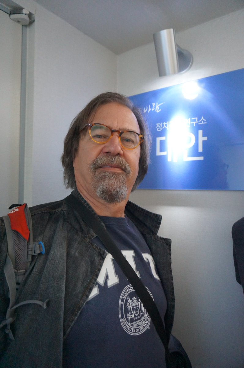 기본소득 스페인네트워크 대표인 라벤토스 '정치경제연구소 대안' 간판 앞에서(with, 안효상부소장)