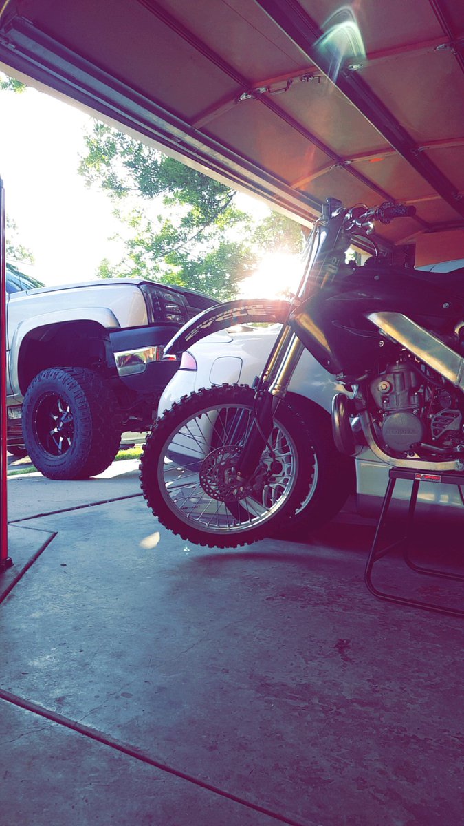 perrah69's tweet photo. Awe shit new cr250.... #2bikes https://t.co/6GxaxxKSme
