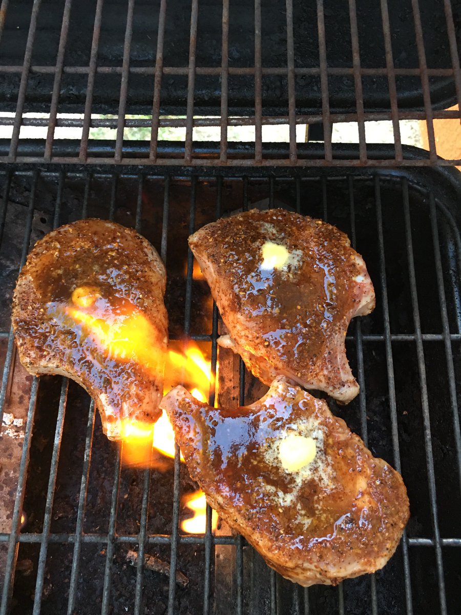 D_VO52's tweet photo. Ummm ummm pork chops and butter #nutrition #nutritionist #ketogenic #killinitketo #fitness #screwloose_fitnut #boom! https://t.co/Dr9GRJvowX