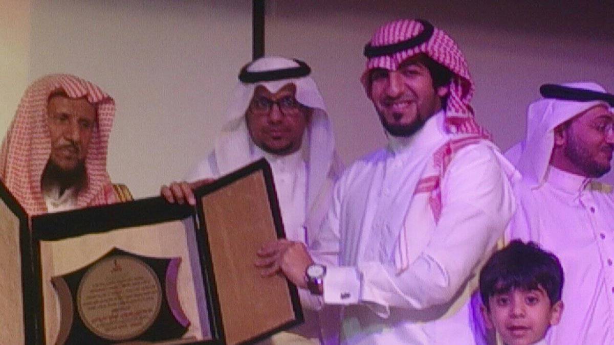 mrmr_272's tweet photo. #حفل_تكريم_نجوم_القصر 
لحظه تسليمي الدرع ولي كل الشرف من الشيخ:نايف الحربي والاستاذ صالح الحربي https://t.co/FczLMbjtGG