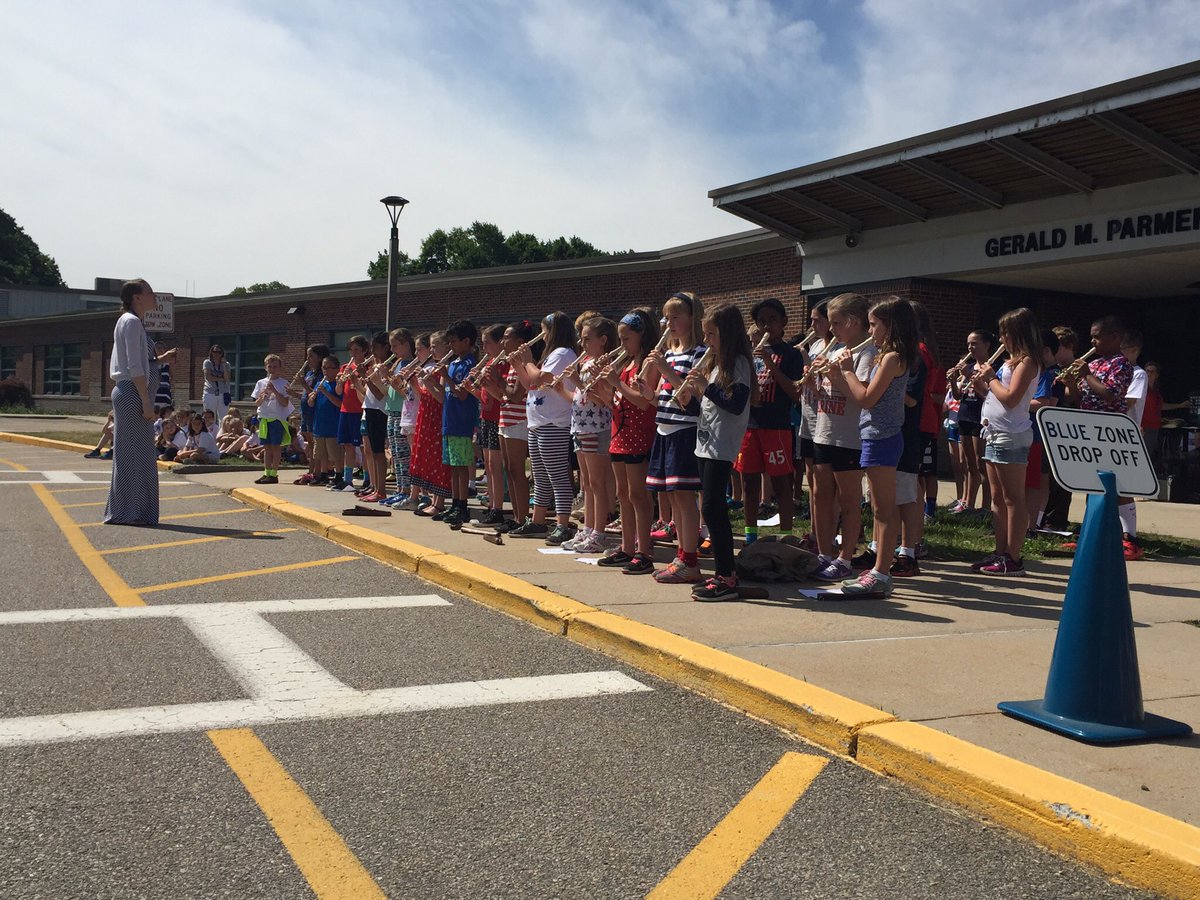 PapadopoulosAA's tweet photo. Beautiful day for our Parmenter Memorial Day Presentation.  Well done 4th grade! https://t.co/XYqI7XWuoM