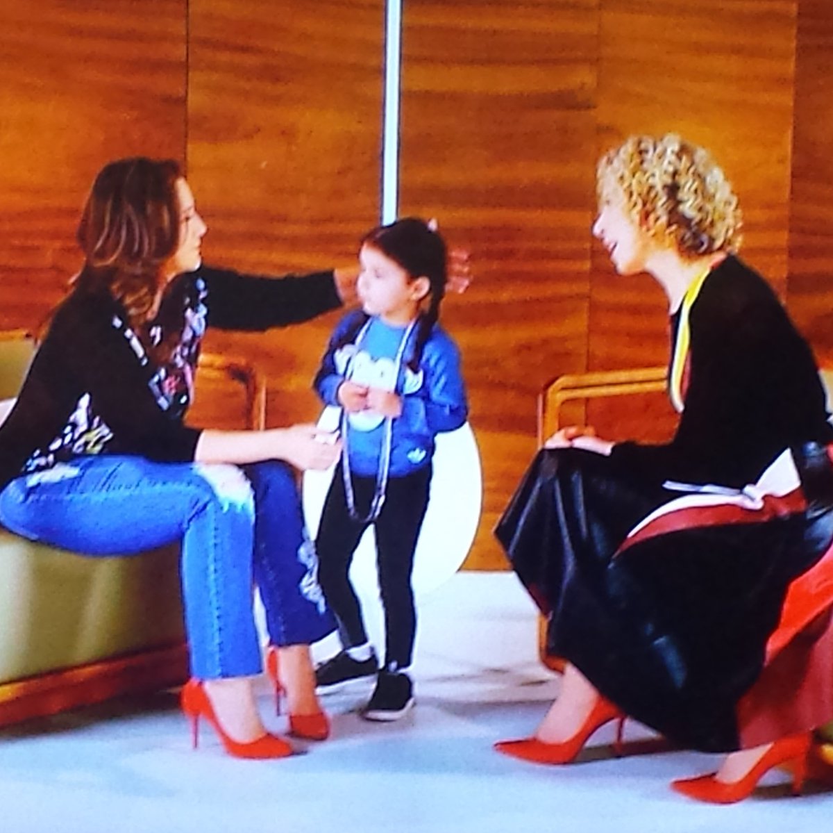 mariaritanet's tweet photo. Ternura de mãe pra filha. 💕😢 Alice é encantadora. #MariaRita #TVMulherNoViva #MaríliaGabriela #Dia31 #Maio2016 https://t.co/xOu2vOLr31