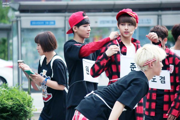 wonwoopictures's tweet photo. caring wonwoo https://t.co/xw309Lq18e