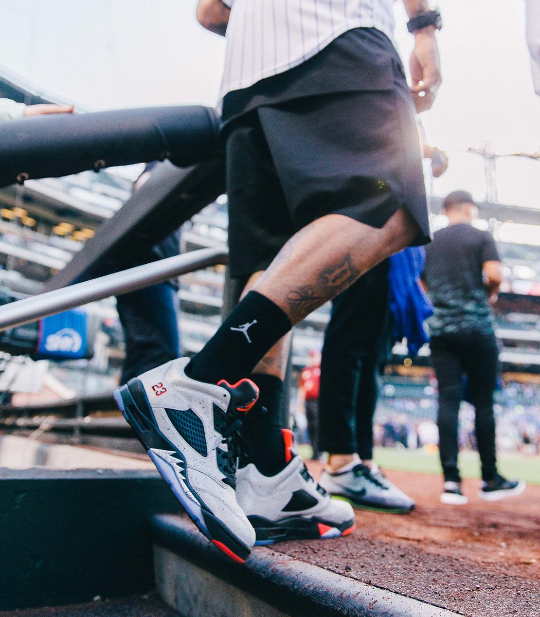 Jumpman23's tweet photo. Field day. 

@NeymarJr debuts his #AirJordan V Retro Low at Citi Field. https://t.co/VH7lURUvmy