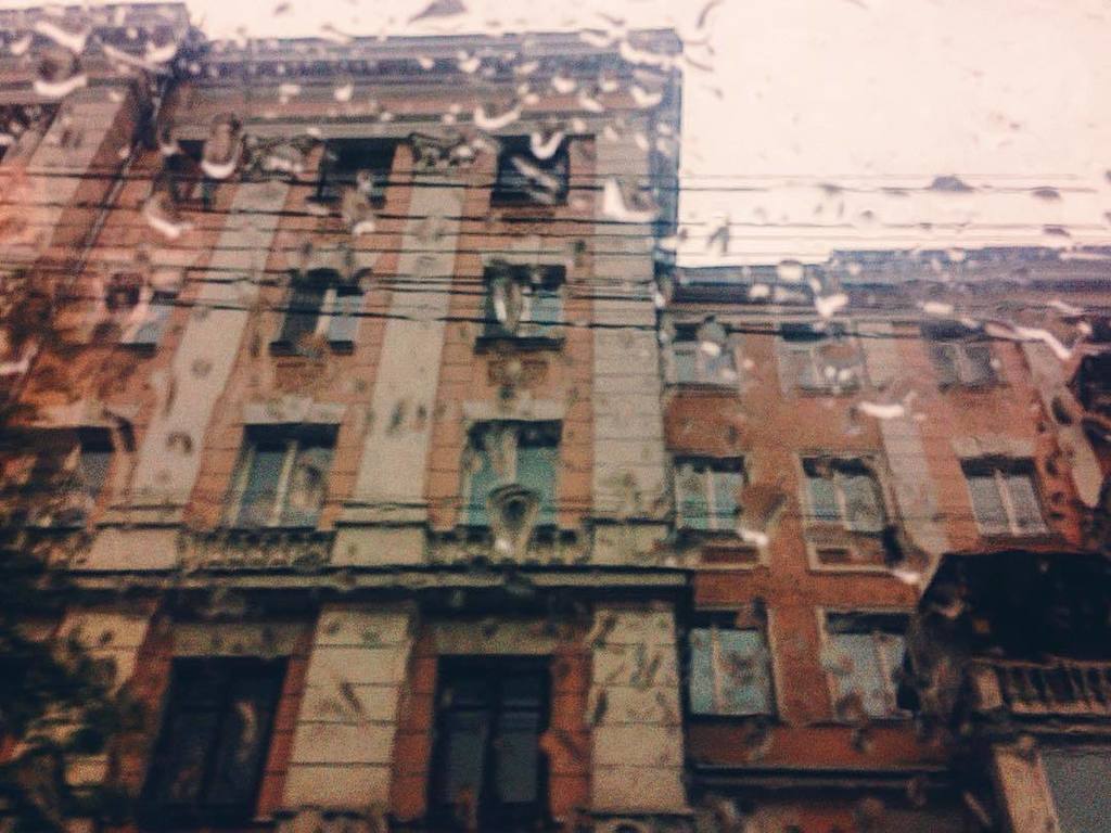 "Утро было тихое, город, окутанный тьмой, мирно нежился в постели. Пришло лето, и ветер был летний — теплое дыхание…