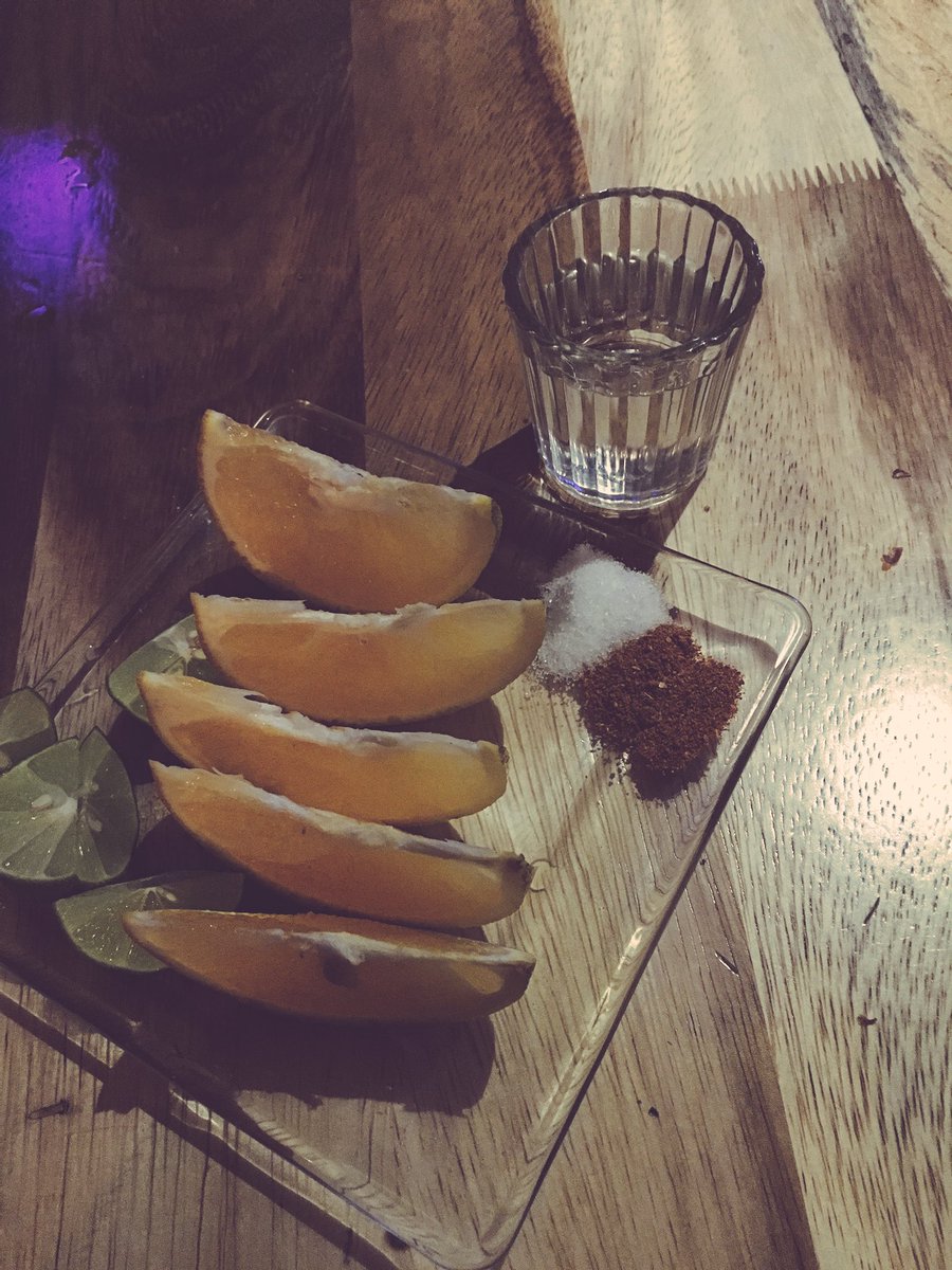 S0NCELOSAS's tweet photo. Algunas personas tienen a su lado al amor de su vida, otras salud, otras dinero... y yo, un trago de #mezcal https://t.co/Ro4tqvyehx