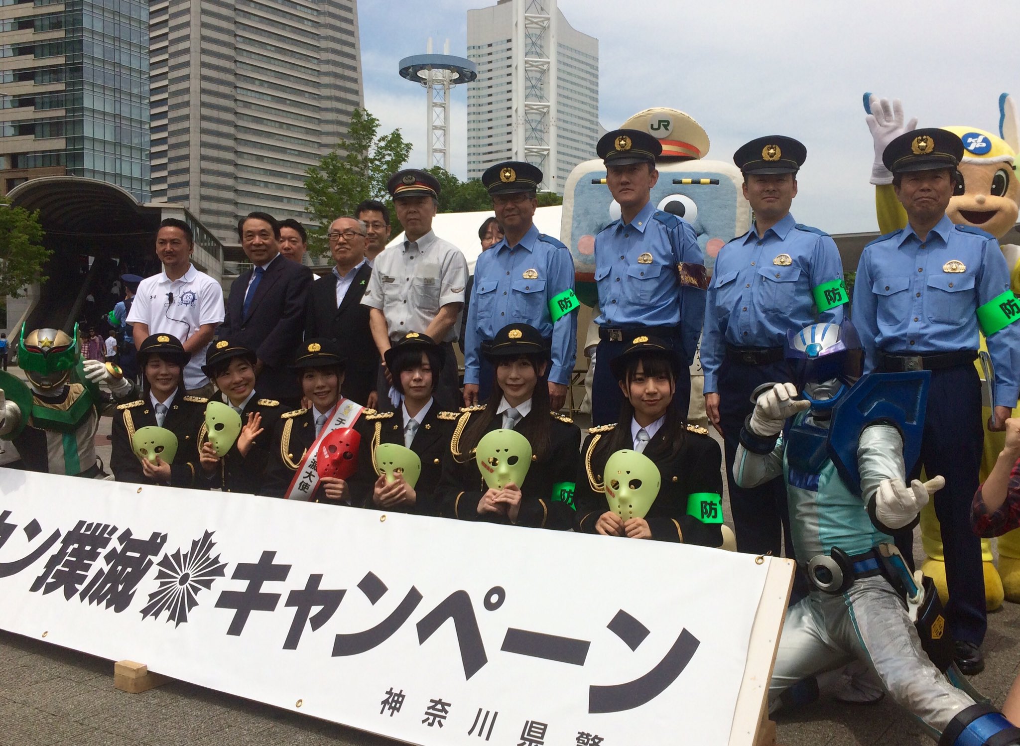 横浜ウォーカー 神奈川県警認定 痴漢撲滅大使 として 仮面女子 立花あんなさんが 痴漢撲滅宣言 婦警姿の仮面女子 アリス十番メンバーと共に桜木町駅前でキャンペーンです T Co Otu0rburvl Twitter