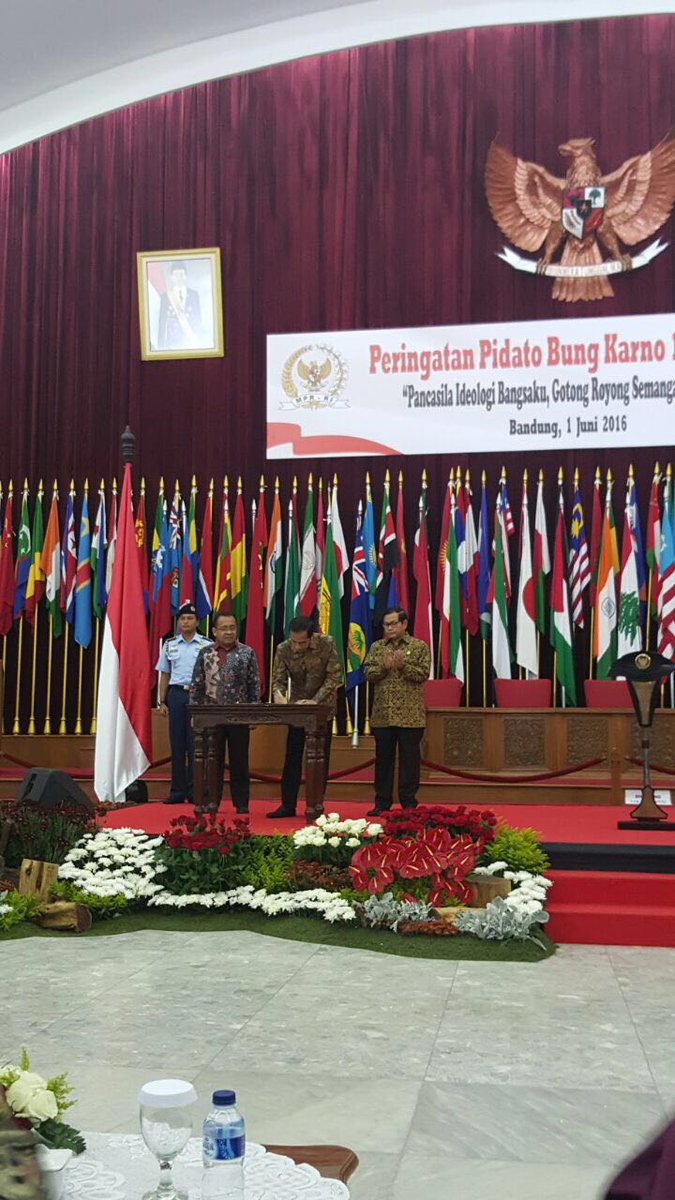 Presiden <a href="/jokowi/">Joko Widodo</a> tandatangan  Keppres Hari Lahir Pancasila tgl 1 Juni, diperingati &amp; diliburkan #PancasilaRumahKita