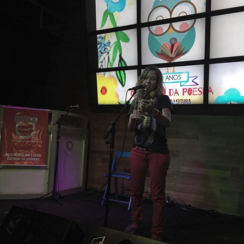 Mariane Guerra @mariguerra96 no #corujaodapoesiauniversodaleitura no @laje_barzin . Aplaus… ift.tt/1WXWZ2j