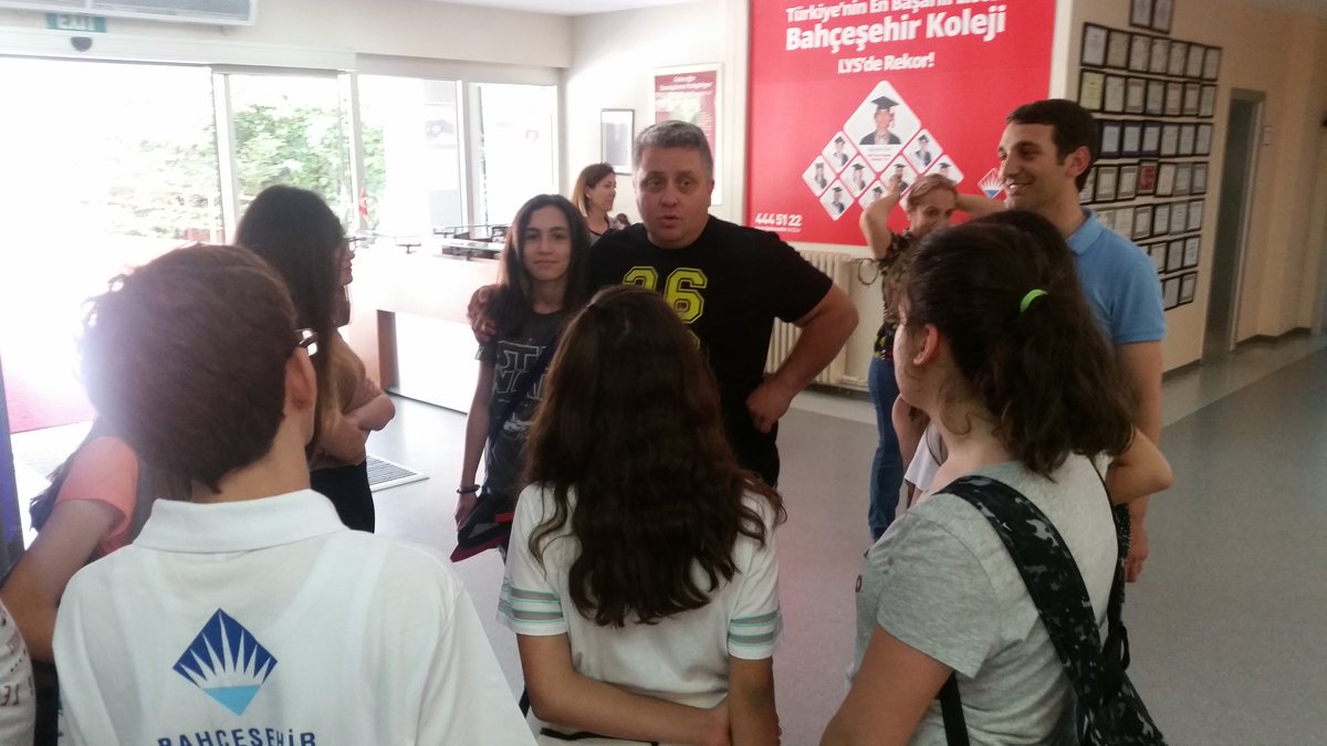 Tolga hoca öğrencilerle slm gonderiyor.<a href="/esen_zeki/">Zeki Esen</a> <a href="/ManayAdnan/">adnan manay</a> @VuslatDagdelen