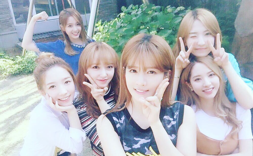 wujustagram's tweet photo. wjsn_cosmic: 6월의 첫날! 좋은 날씨에 #Jumei 생방송😀 시청해주셔서 감사합니다! #우주스타그램 #우주소녀 https://t.co/Hvm0tIRQ5l