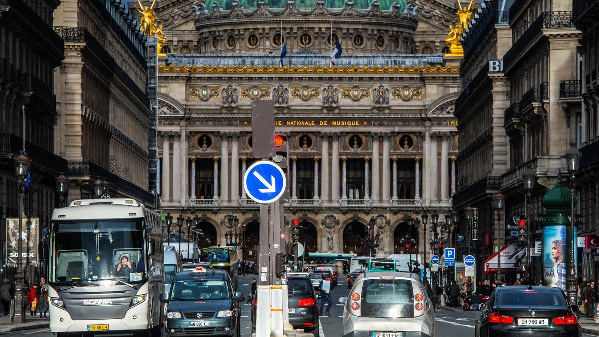 Biz_Innovations's tweet photo. Older cars will be banned from Paris as of July https://t.co/IUJThgvbBe https://t.co/r0xd0keI8q
