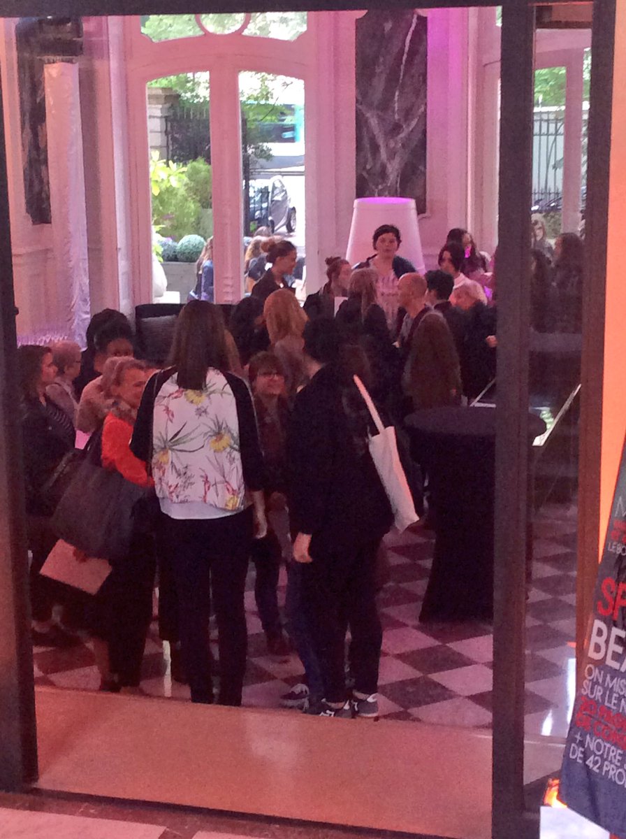 ELLEfrance's tweet photo. Le #GrandPrixELLE des lectrices, c'est parti ! Ce midi, les lycéennes décernent leurs prix ! #GPL2016 https://t.co/pLv3KuoMKh
