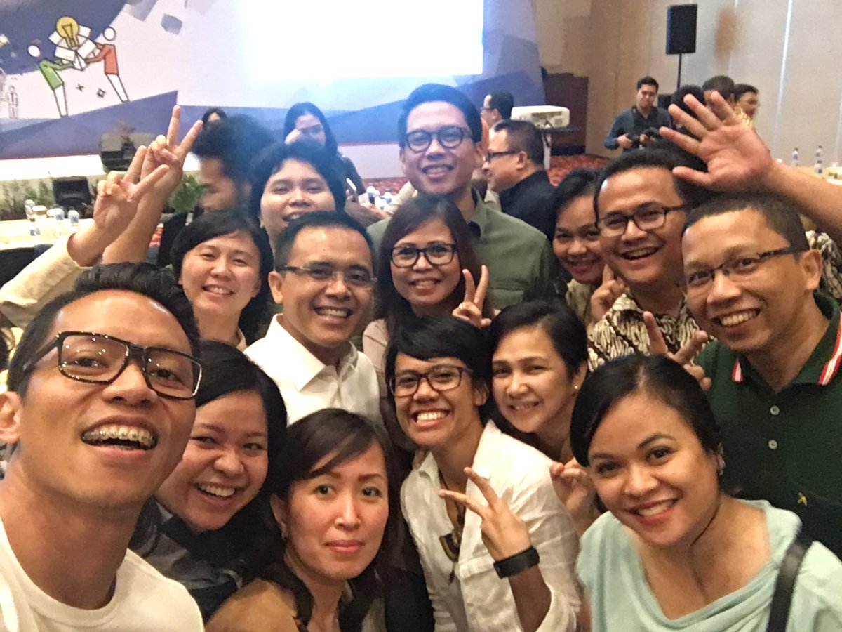 tedrizaldi's tweet photo. wefie with the rockin' mayor of Banyuwangi Mr. @a_azwarnas #ICMGroup5 #ProudofAXA #ProudofAXAMANDIRI https://t.co/2jByJHp1EV