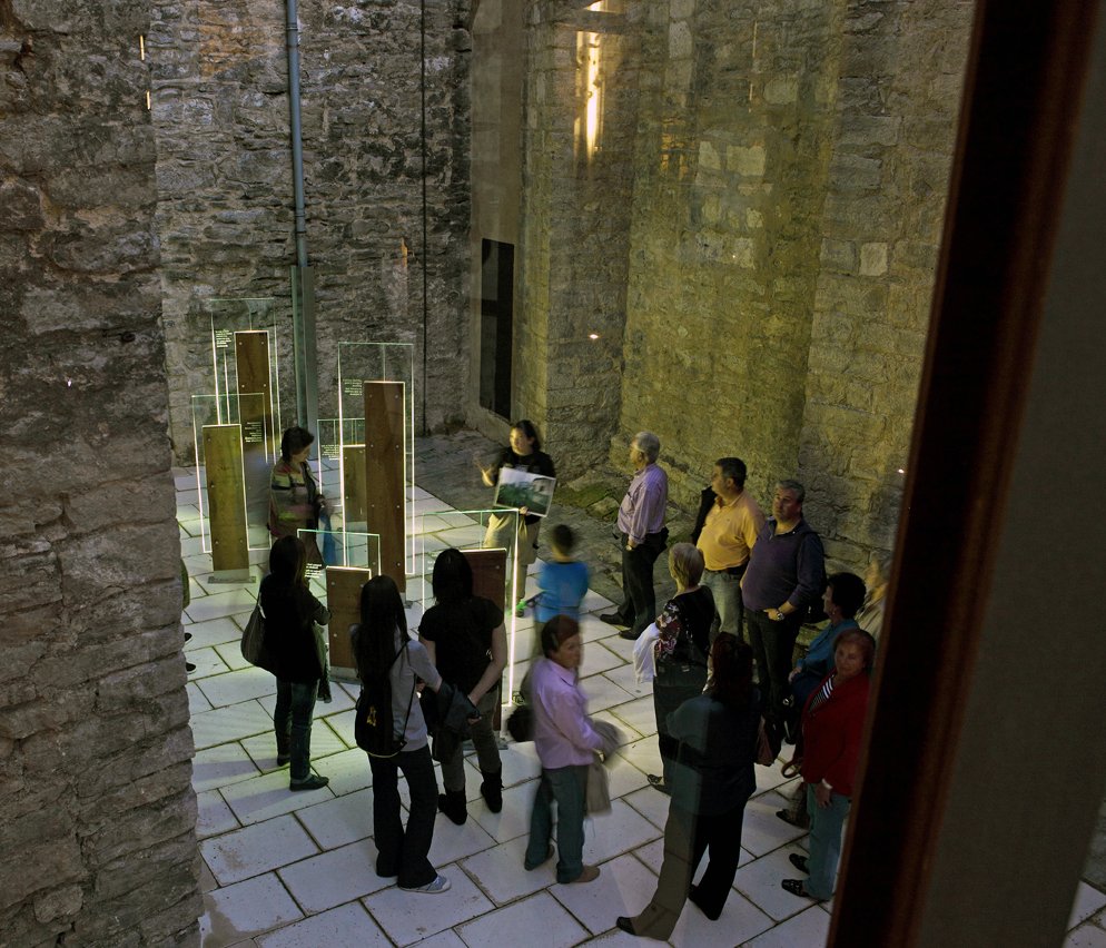 TurismoVitoria's tweet photo. ¡Visitas guiadas de Junio en #VitoriaGasteiz recién sacadas del horno! Atentos: https://t.co/SH9W6iI86i https://t.co/NK667JmiNN