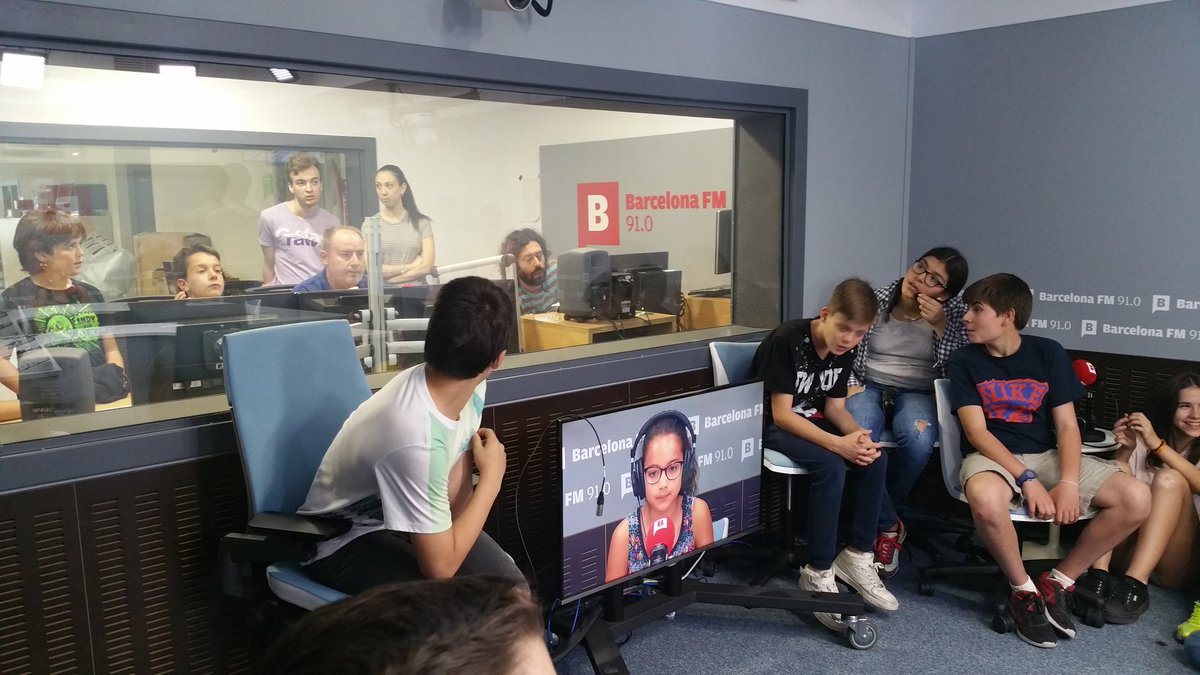 escolaelsagrer's tweet photo. Hem provat com es fa un programa de ràdio-tv @BTVcat Ens hem sentit com un professionals! https://t.co/nDJIru5iGW