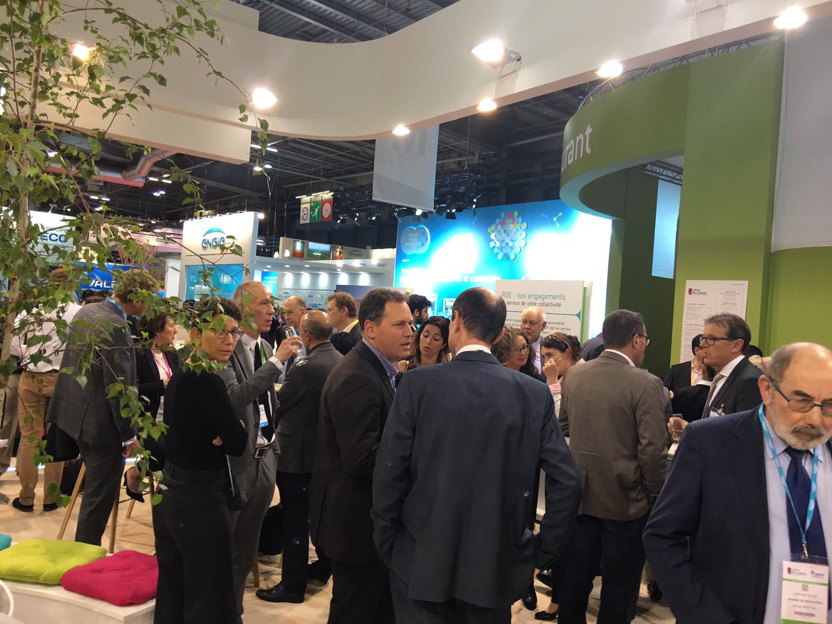 Zeg_ma's tweet photo. Des invités de marque au passage du stand @GRDF Salon des Maires, GRDF au coté des territoires .. https://t.co/8K09FFeo8Y