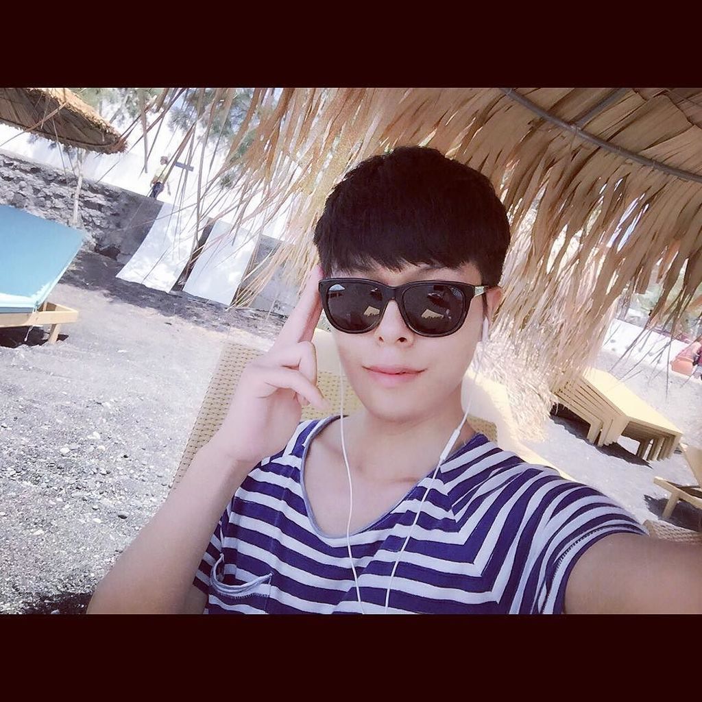 EstrellaSuarezM's tweet photo. #me #selfi #beach #playa #feliz #kamari #sun #blackbeach #santorini #cyclades #grecia #greece #schön #beautiful #ni… https://t.co/OcqgeFeoPc