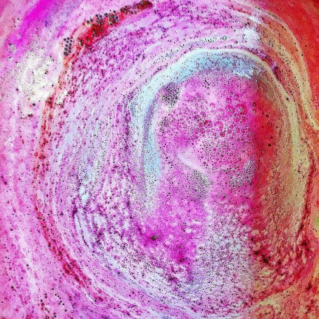 by <a href="/moon/">Moon</a>.v.iron Rose Bombshell 💖
.
Some red ❤️
.
@lushfrance #lushbathbomb #lushmothersday2016 #bathbombaddict #veg…