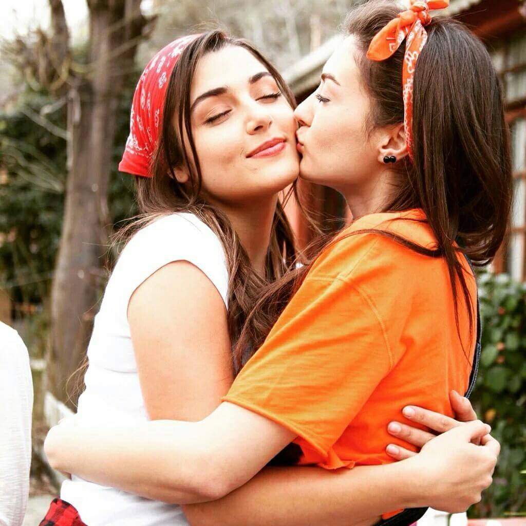 KocBusenur's tweet photo. Kırık ikizler 😄😄😄 https://t.co/K8Kag34eem