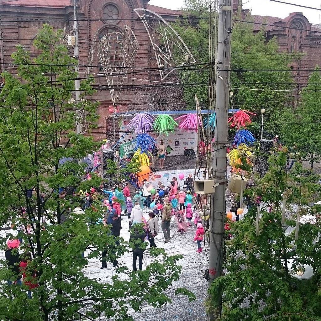 Вот такое празднество у нас в центре города 🎉🎆🎇жаль погодка подводит #деньзащитыдетей #праздник #красноярск