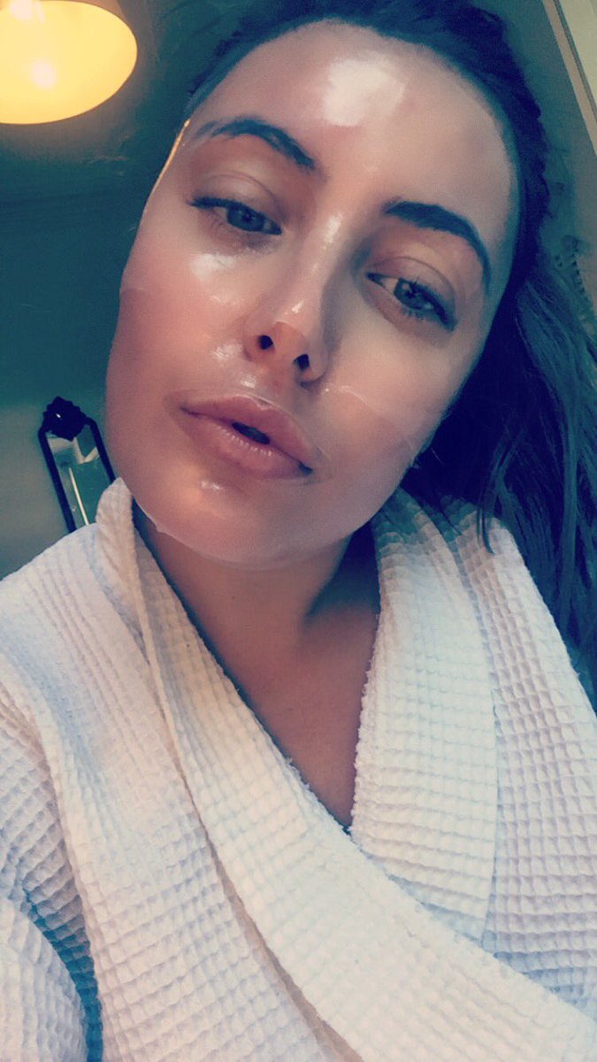 HyalualUK's tweet photo. Pre-press event #wowmask #make #me #glow 👽💅🏾🌞🌟 https://t.co/bKdpUIeYUa https://t.co/hn5O4vWYqe