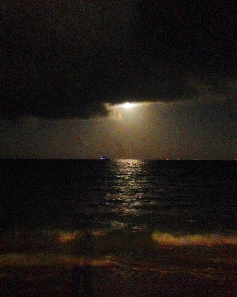 "MANGATA" camino de luz que deja la luna al reflejarse sobre el agua #moonlight #playadelc… ift.tt/25A1sNN