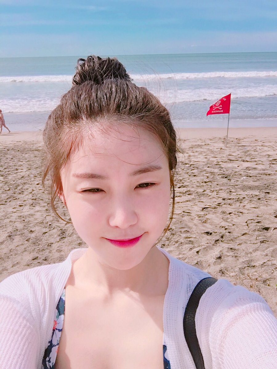 Secretimehsxx's tweet photo. Happy holiday in Bali 📷💕 https://t.co/qXEvcPELWI
