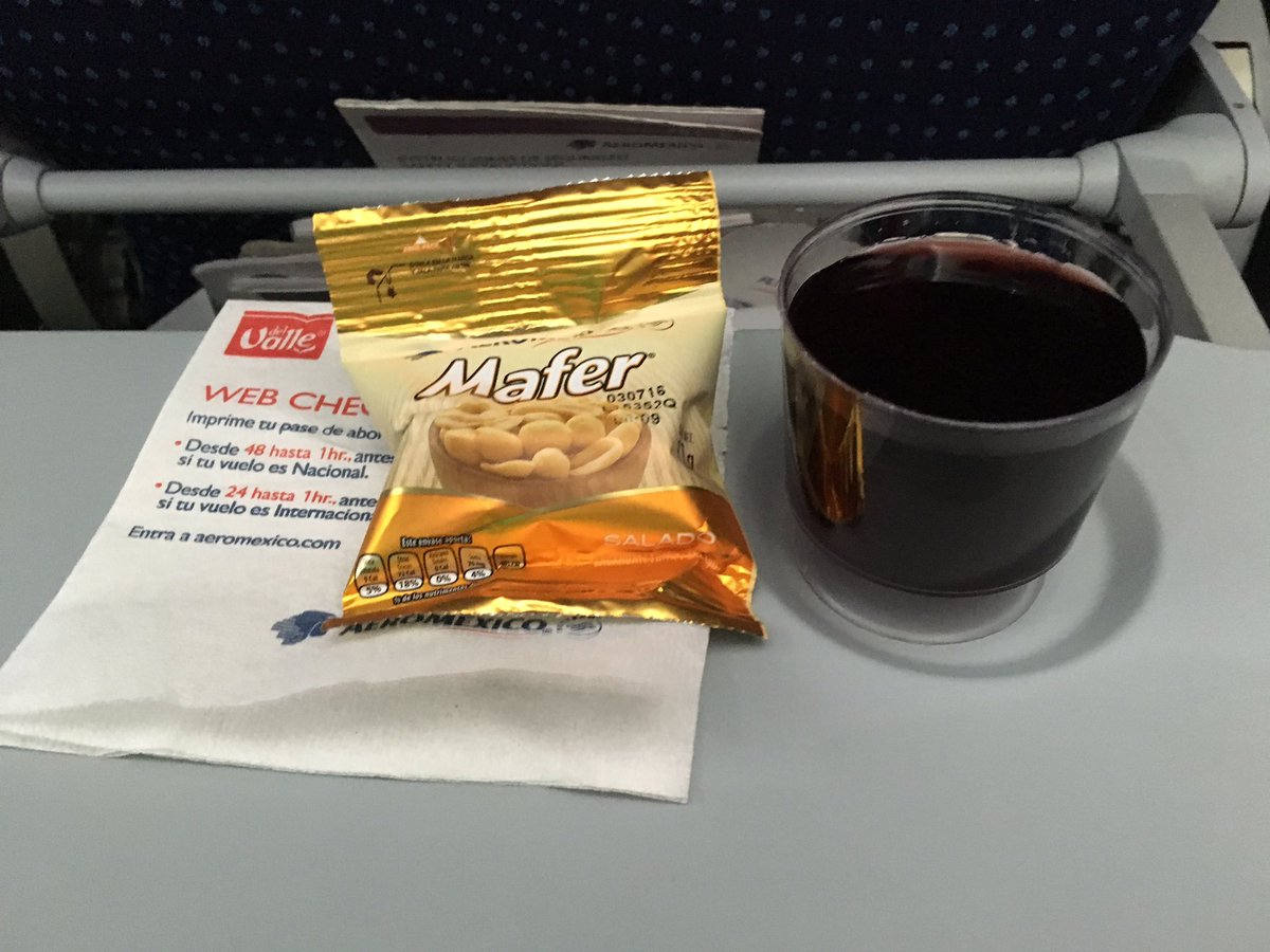 yamasiro's tweet photo. 朝以来なにも食べていないのです。機内食、早く食べたいですー。 #aeromexico #アエロメヒコ #AM57 https://t.co/cipcVkrpy0