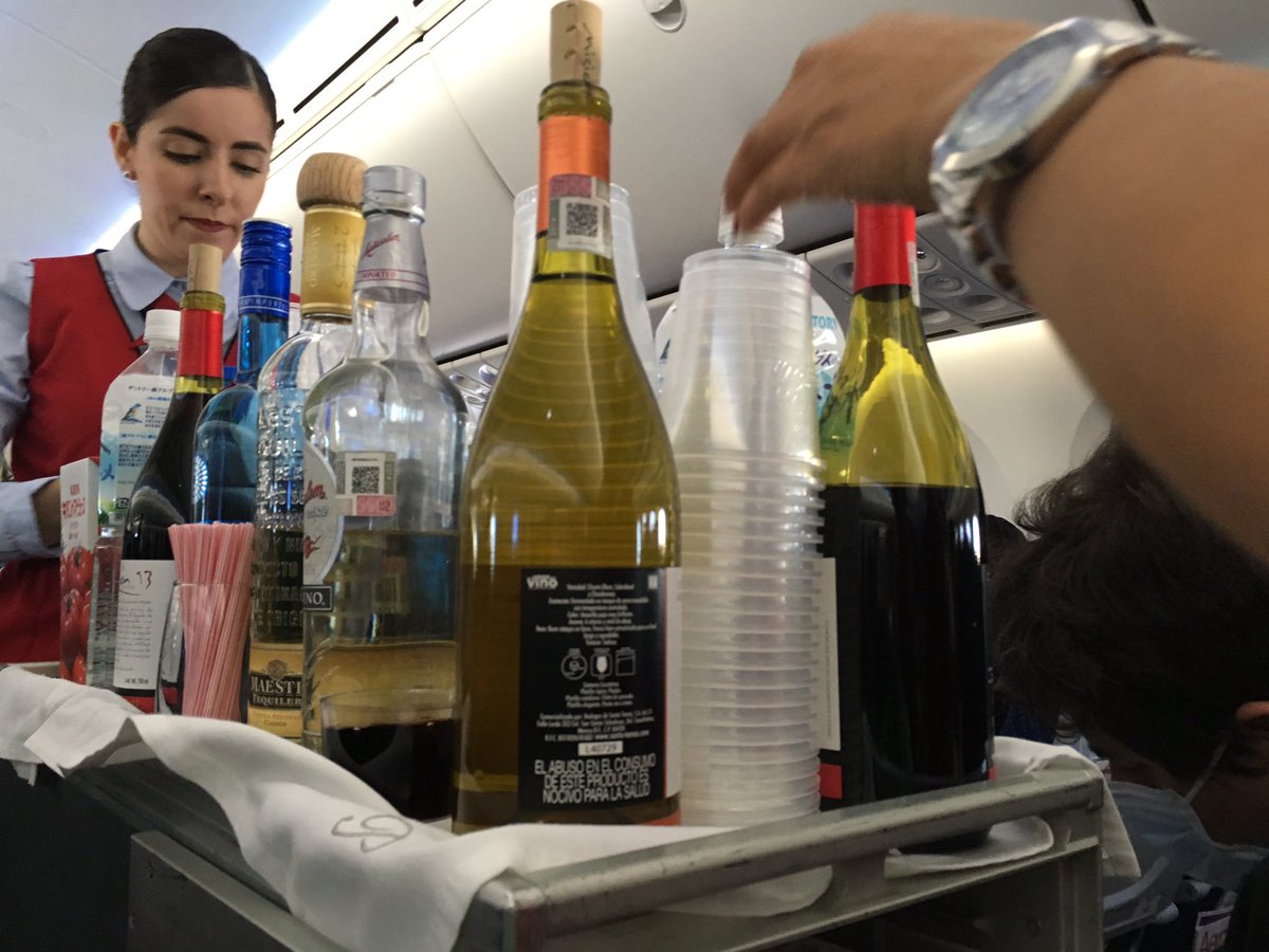 yamasiro's tweet photo. 朝以来なにも食べていないのです。機内食、早く食べたいですー。 #aeromexico #アエロメヒコ #AM57 https://t.co/cipcVkrpy0