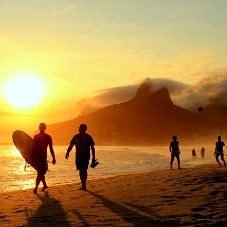 #paris #lemarais #riodejaneiro #ipanema #ipanemabeach #wannabethere #amazingsunset by soph… ift.tt/1XeOZKX