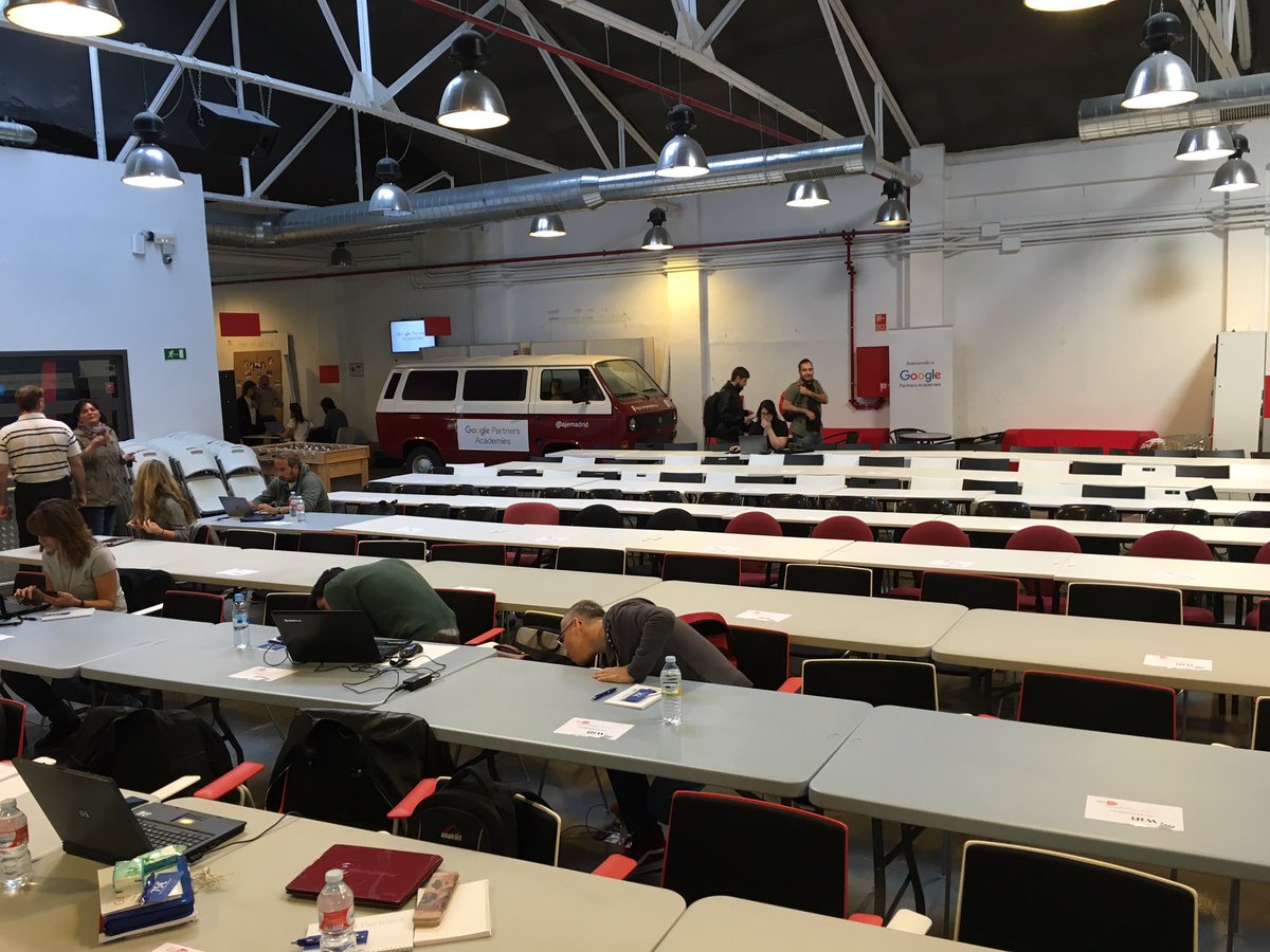 esanchezrojo's tweet image. Hoy tenemos dia intenso con los #googleacademies de #analytics. Los madrugadores van entrando :)