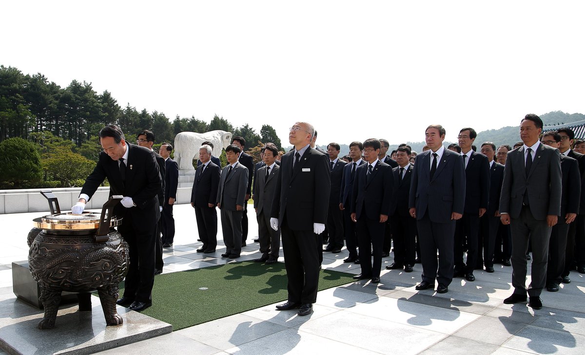 호국보훈의달을 맞아 직원들과 현충원 참배를 다녀왔습니다. 순국선열과 호국영령의 숭고한 희생을 기리고 투철한 안보의식과 호국정신으로 하나 되어야합니다. 국가유공자의 희생공헌이 헛되지 않도록 최선을 다하겠습니다.