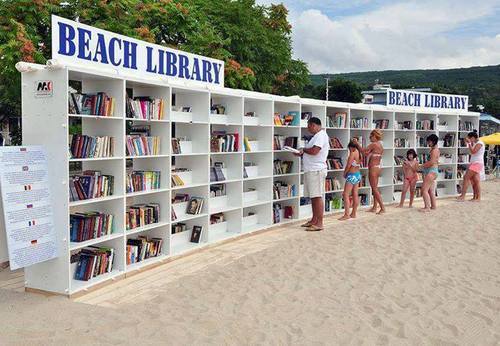 Silvae's tweet photo. ^⨀ᴥ⨀^  Bibliothèques de plages https://t.co/Wo2NB9y7yC #actuweb2 #veille https://t.co/VIgdfrssmx