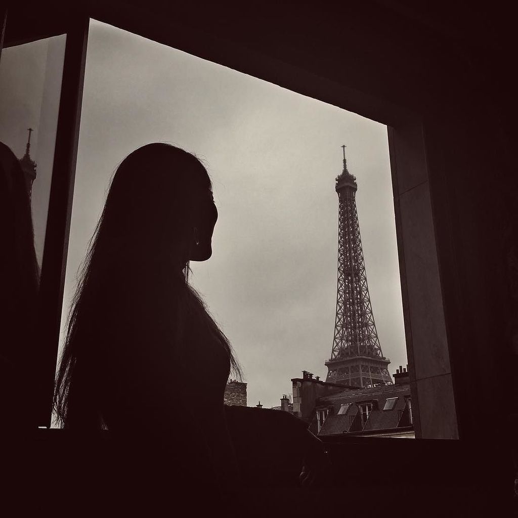 感受一下電影情節裡面推開窗戶就是巴黎鐵塔，可惜一推開就是下著大雨#☔️ #pairs by karenwubaby ift.tt/1sKFsOl