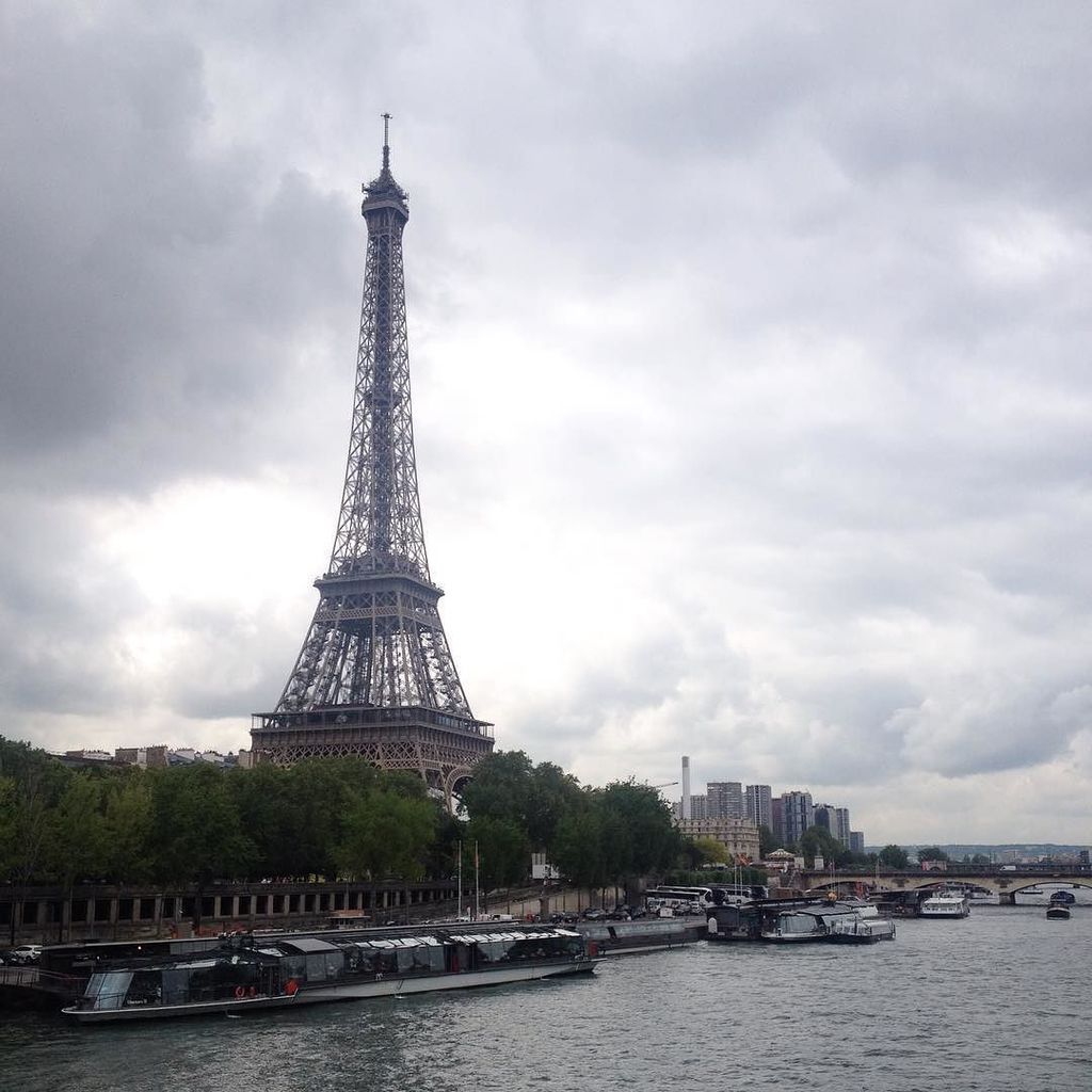 Coucou toi #pariscityguide #parislovers #effeiltower #toureffeil #morningparis #parisjetai… ift.tt/1XeRblF